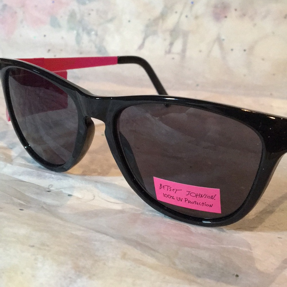 BETSEY JOHNSON KEYHOLE SUNGLASSES